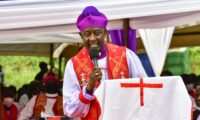 Uganda: Itorero rya Anglican ryafashe umwanzuro wo kutazongera gusengera umurambo w’uwapfuye atabatijwe.