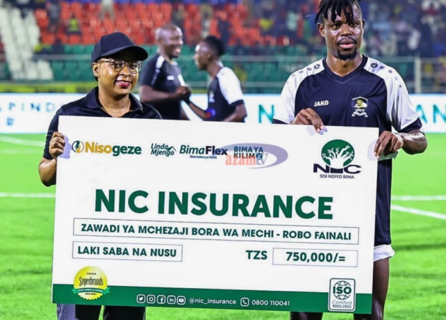 Byari ibyishimo bidasanzwe ubwo Bindjeme yahabwaga igihembo cy’umukinnyi witwaye neza kurusha abandi nyuma y’umukino APR FC yatsinzemo Yanga Africans nk’idahari -AMAFOTO.