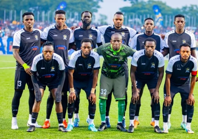 Abafana ba APR FC batoranyije umukinnyi umwe bamukandira akanyenyeri abandi babarebera ku ruhande