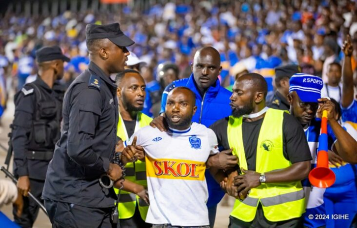 Umufana wa Rayon Sports yafungiwe muri Pele Stadium ubwo hari hari kuba umukino wa Shampiyona.