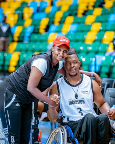 Byari ibyishimo muri BK Arena! Mutesi Scovia yagaragaje imbamutima ze nyuma yo guhura n’abasore bakina Basketball y’abafite ubumuga bakina bicaye mu tugare . AMAFOTO