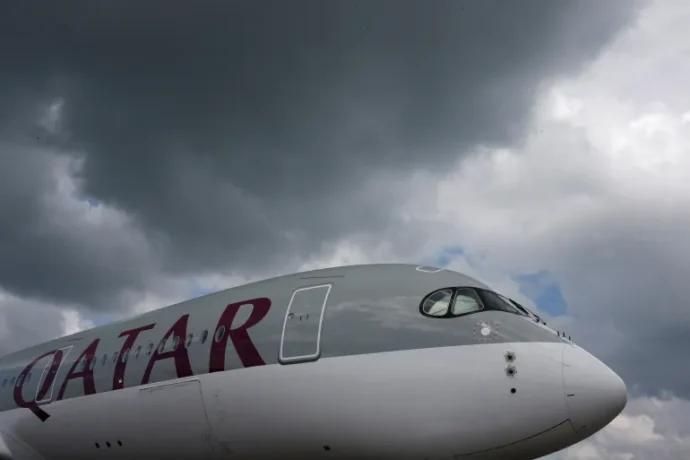 Abagera kuri 12 bakomerekeye mu ndege ya Qatar Airways