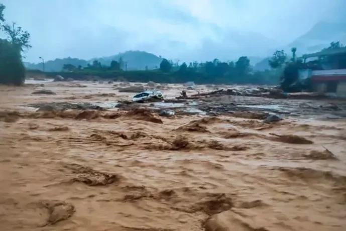 mu gihugu cy’u Buhindi, habaye inkangu n’imyuzure 