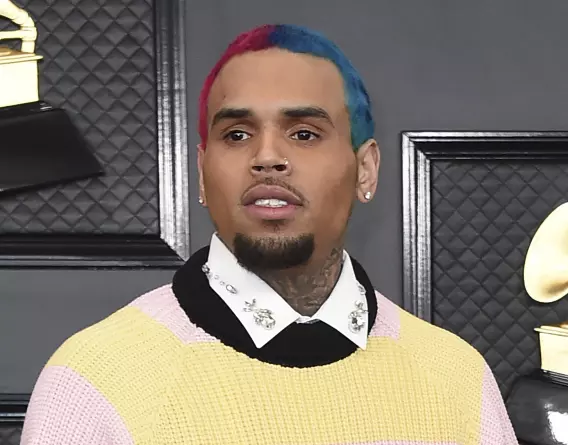 Chris Brown mu nkiko ashinjwa guhohotera umuntu