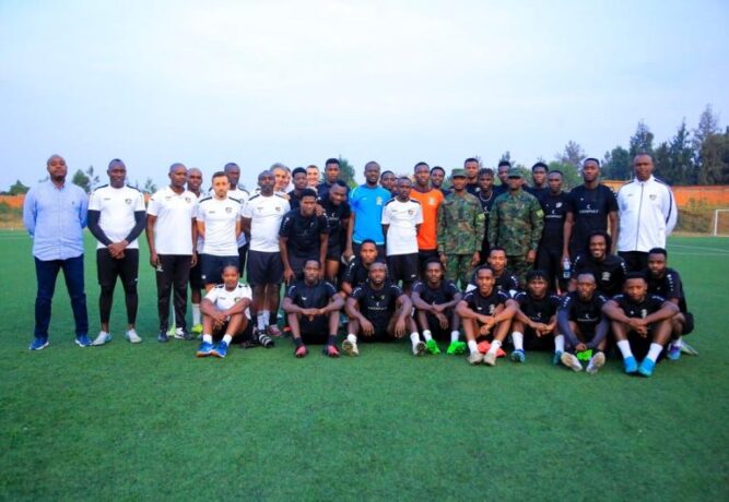 Abayobozi bakuru b’Ingabo z’u Rwanda  basuye APR FC yitegura Azam FC