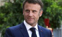 Perezida Macron yatangiye guhura n’abatavuga rumwe na we ngo