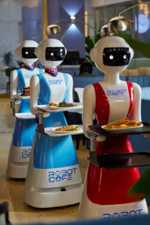 robots zatangiye guseriva ibiryo muri restaurant